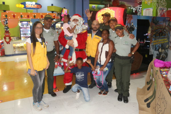 Policía-cumple-el-sueño-de-Carolay-una-niña-con-parálisis-cerebral.