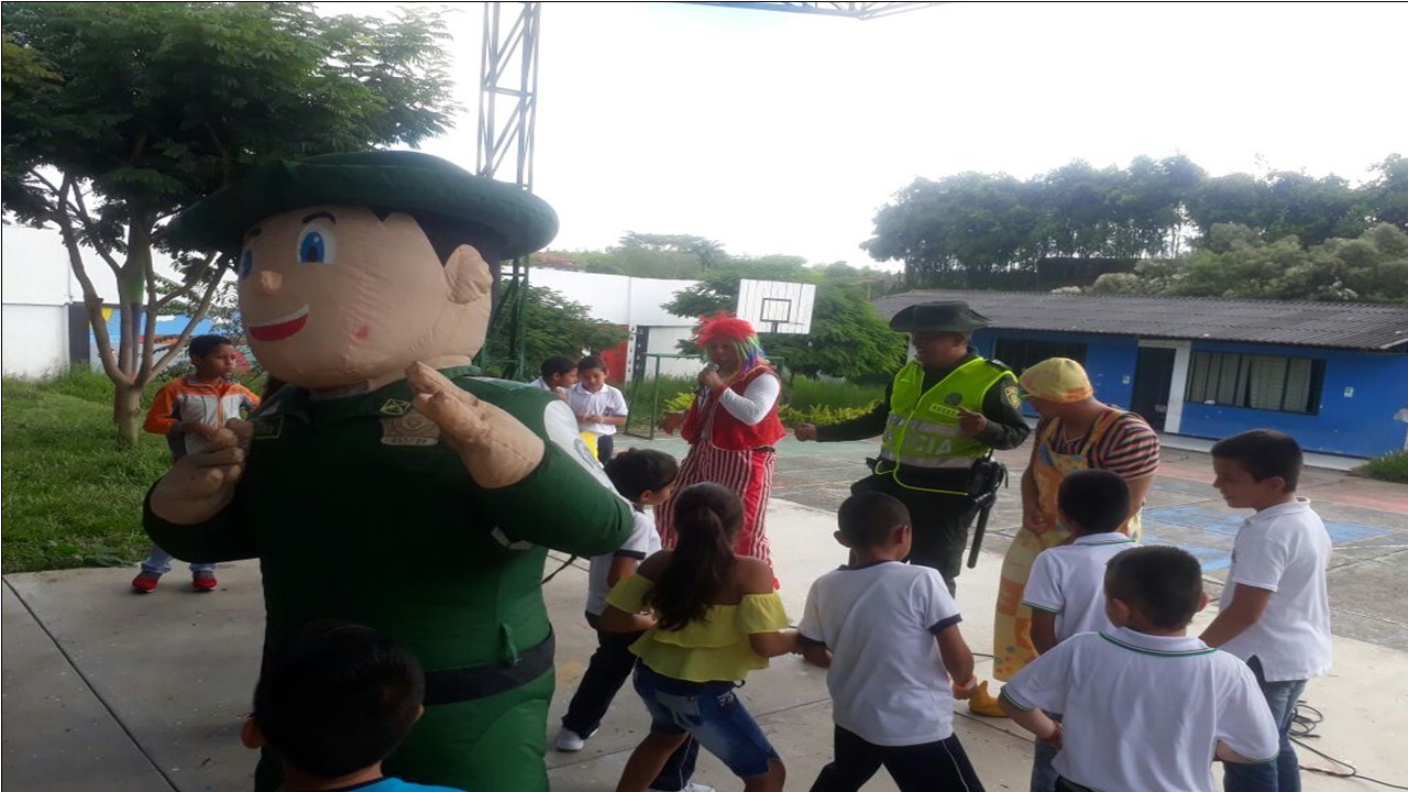 los niños de palmira regresan a clase con la policía nacional
