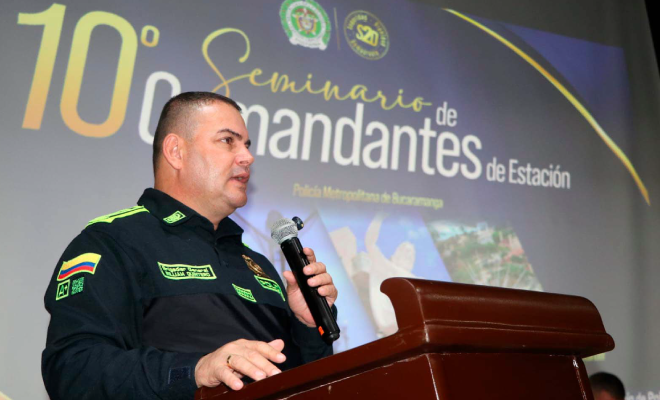 Comandante de la Polic&iacute;a Metropolitana de Bucaramanga hablando en auditorio
