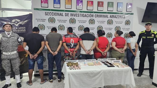 Un polic&iacute;a, un funcionario de la armada y siete capturados