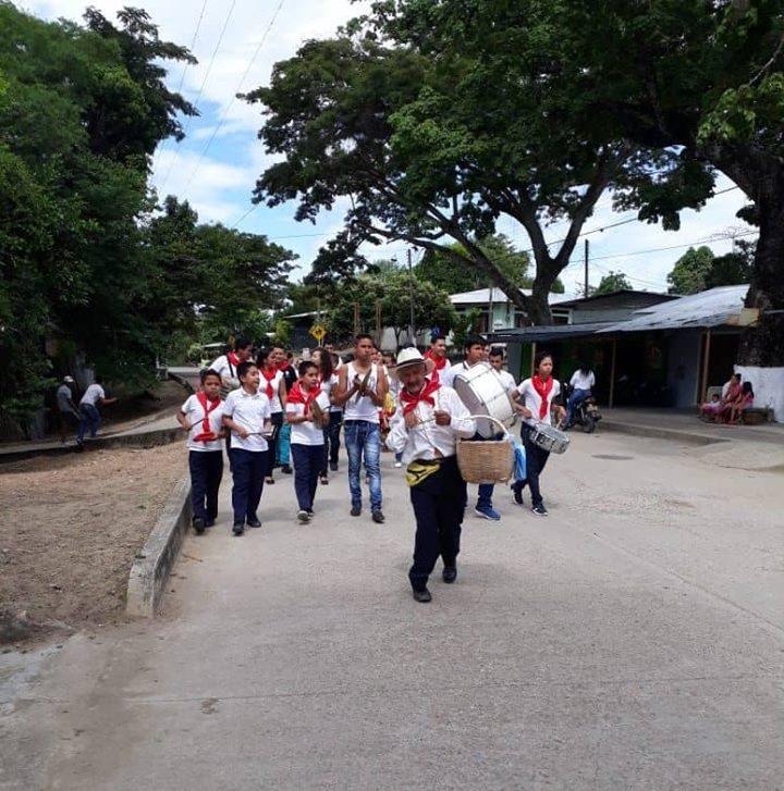 Banda-papayera-acompaño-el-desfile-Baraya-Policia