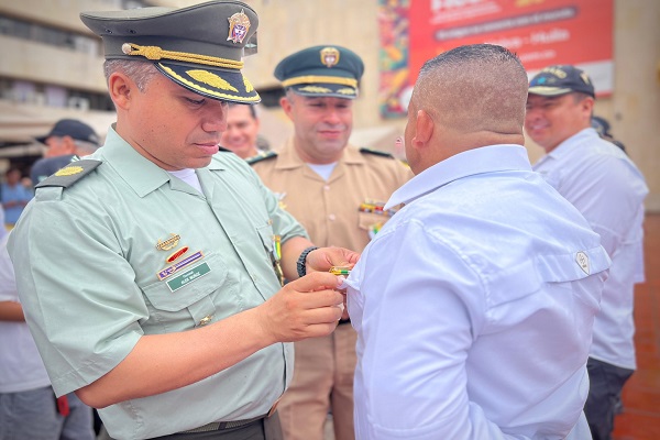 Policía entrega reconocimiento a un veterano de la Fuerza Pública