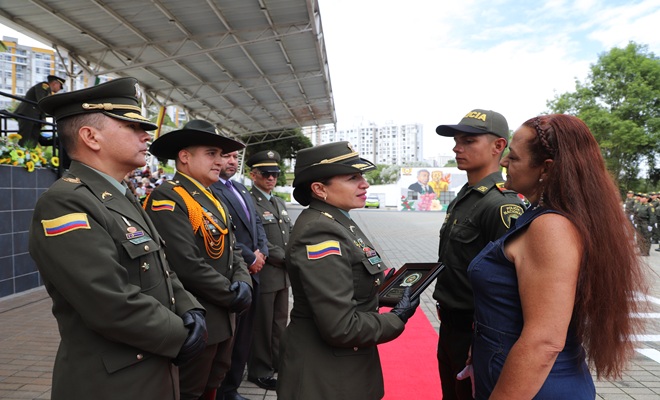 Condecoración de un auxiliar por su vocación de servicio y compromiso con la seguridad ciudadana