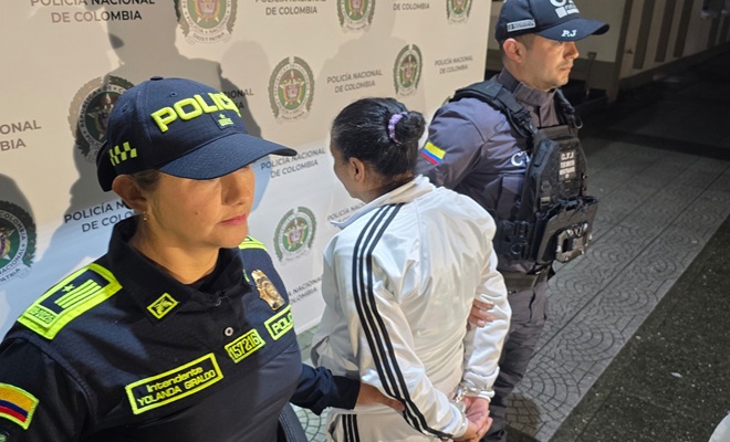 Dos policías Capturan a una mujer mencionada como alias “La Calva”