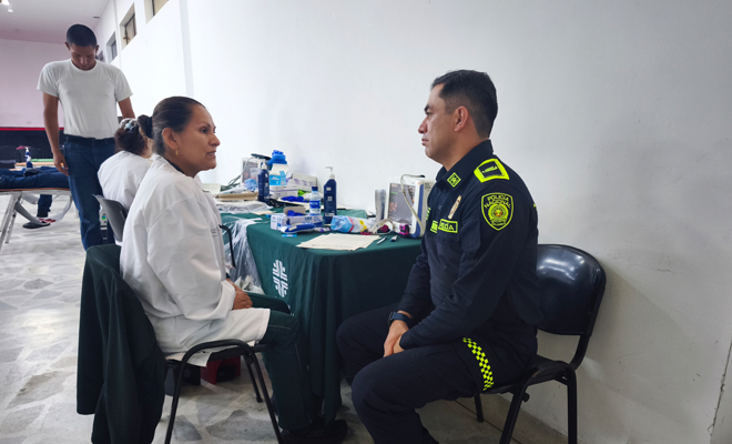 Polic&iacute;a donando sangre comunidad acad&eacute;mica 1