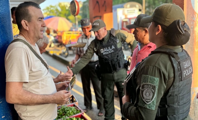 dos policias y tres ciudadanos