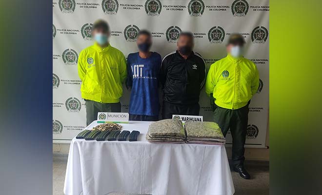 dos personas con estupefacientes