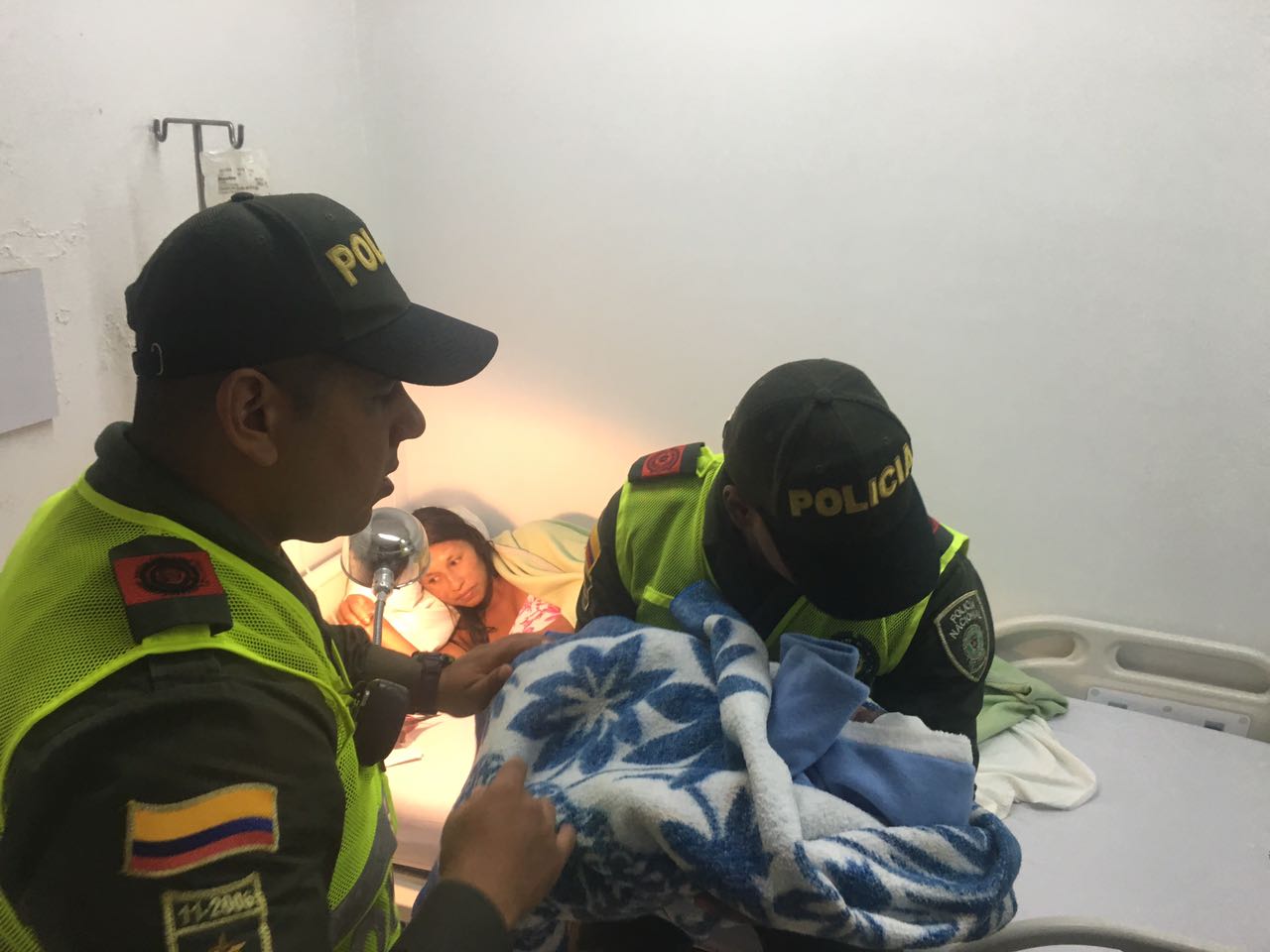 Todo fue gracias a la oportuna intervención de los patrulleros del cuadrante 11, quienes atendieron el llamado de auxilio de la mujer