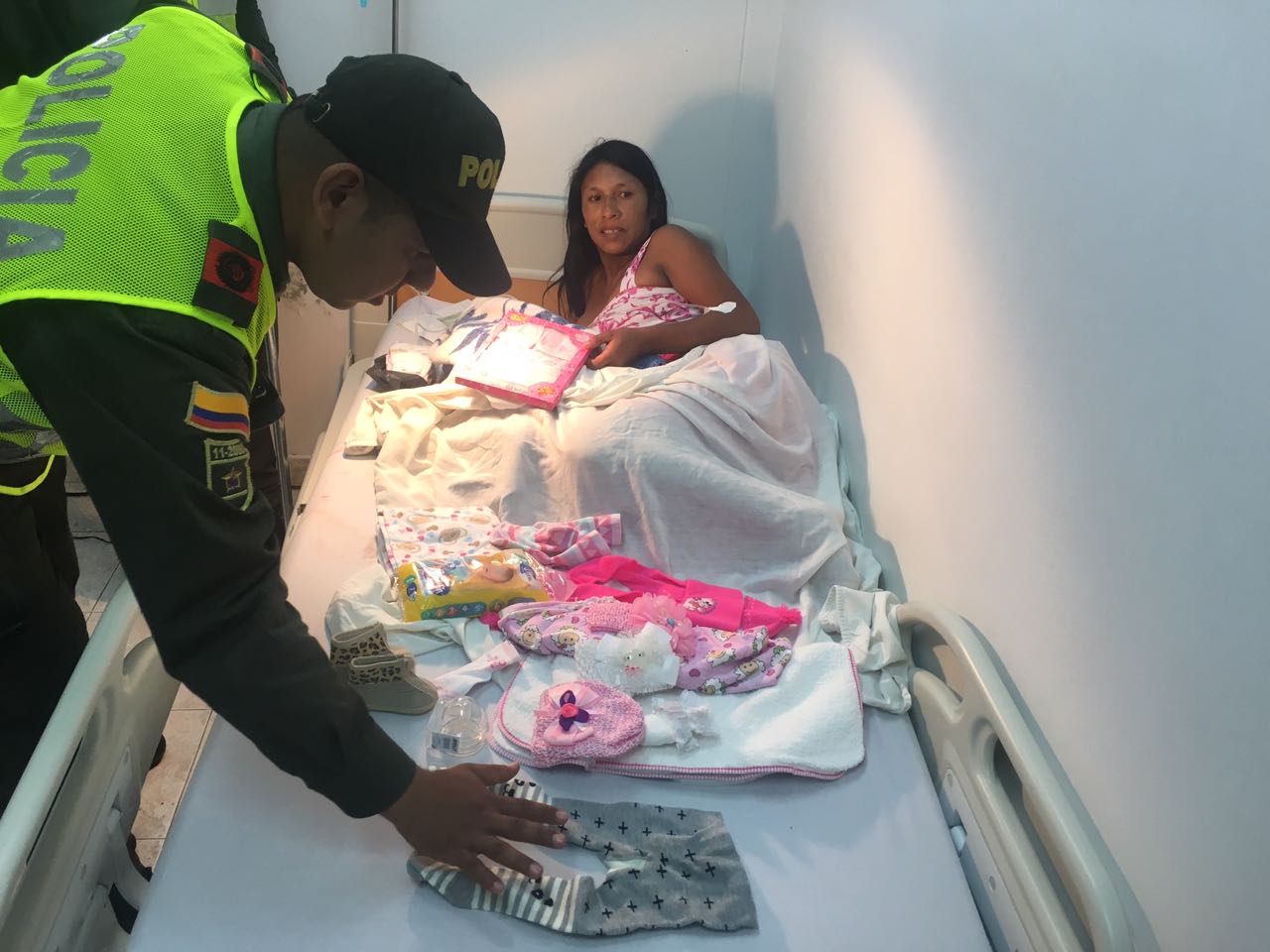 Todo fue gracias a la oportuna intervención de los patrulleros del cuadrante 11, quienes atendieron el llamado de auxilio de la mujer