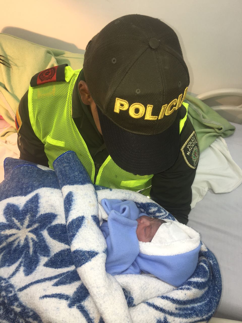 Todo fue gracias a la oportuna intervención de los patrulleros del cuadrante 11, quienes atendieron el llamado de auxilio de la mujer