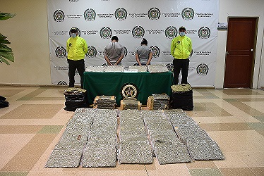 2 personas capturadas-policías custodiando-alucinógeno incautado