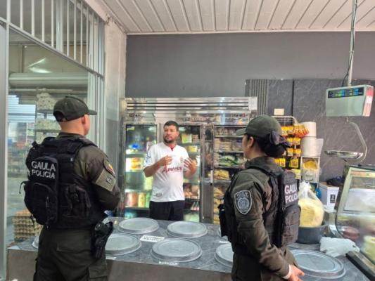 Dos policías realizando recomendaciones de seguridad a un ciudadano del sector comercio 
