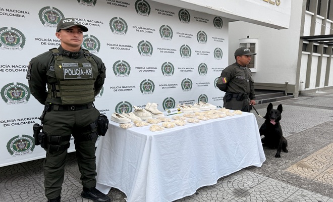 dos policias, un canino y droga incautada en zapatos