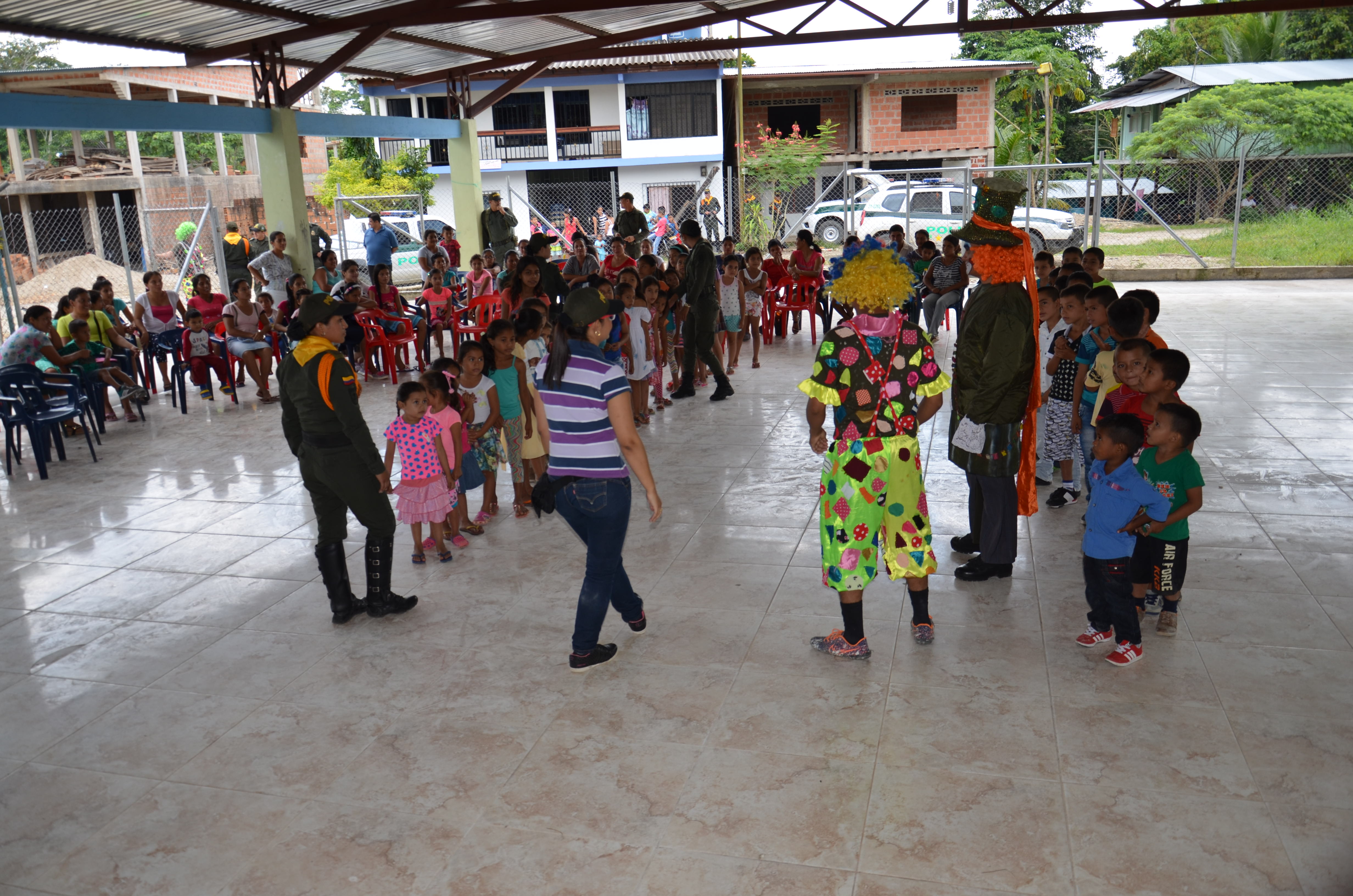 Policía Putimayo-De regreso a clases con los niños de la vereda La Carmelita