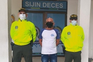 1 persona capturada-policías custodiando