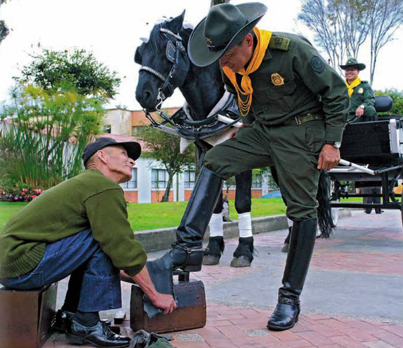  el-z1-lustrabotas-policia-colombia