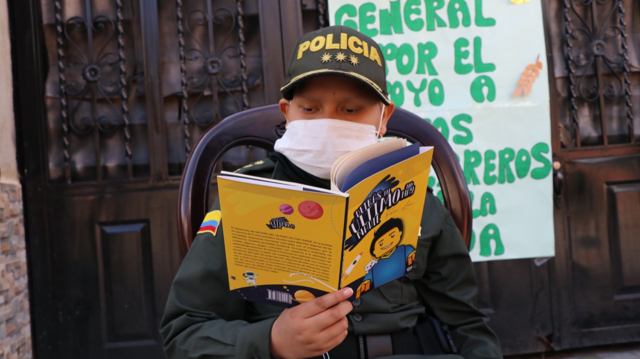 Entre letras maravillosas “El Capitán de la lectura” visita centros oncológicos