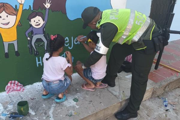 El Grupo de Infancia y Adolescencia realizó mural de la campaña Dejando Huella a la Vista de América en Valledupar