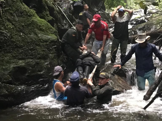Policía realiza rescate maratónico de un adulto mayor, quien cayó a un abismo de 20 metros de altura 