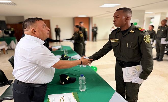Señor párroco del Departamento de Policía Magdalena Medio saludando de la mano a un auxiliar de Policía  