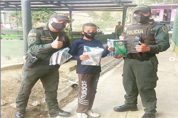 Entrega de elementos escolares