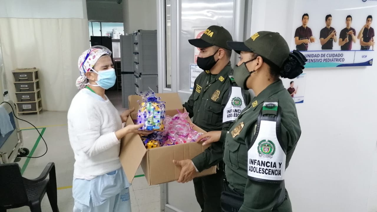 ENTREGA DE KITS Y JUGUETES A LOS NIÑOS DEL HUS 4