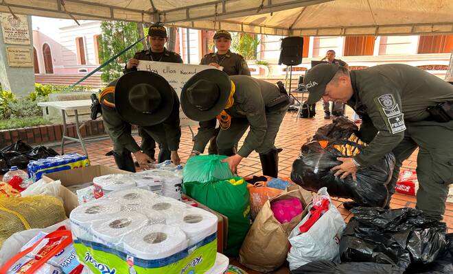 Uniformados de carabineros organizan y acomodan donaciones para su posterior entrega.