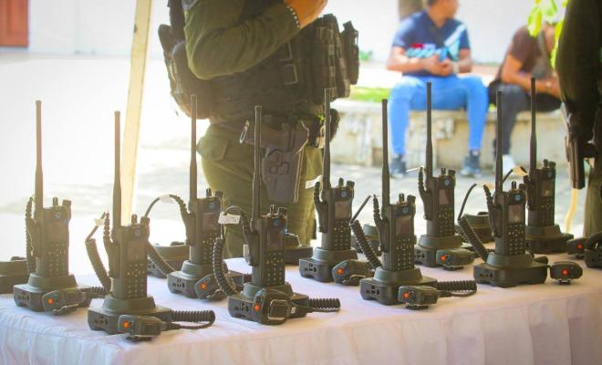 La Policía Nacional en Cesar refuerza su seguridad con nueva dotación de radios de comunicación.