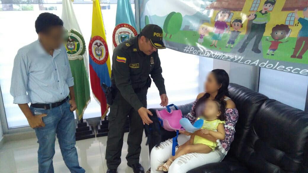 entregamos-silla-ortesis-sedestacion-niña-discapacitada-policia-valle