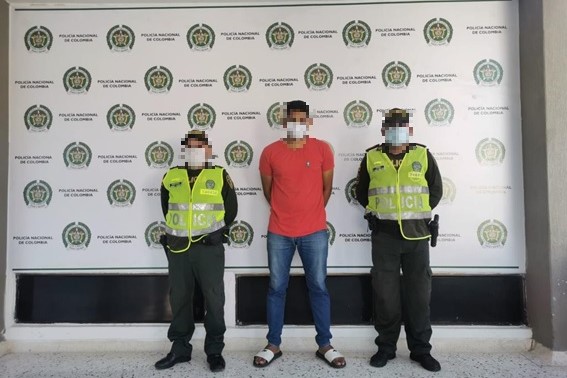 persona capturada-policías custodiando