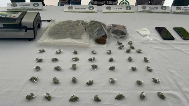 Capturados tres presuntos expendedores de drogas, que distribuían más de 2 mil dosis de estupefacientes mensuales