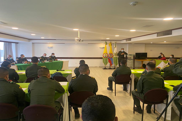 Policías recibiendo comunicación 