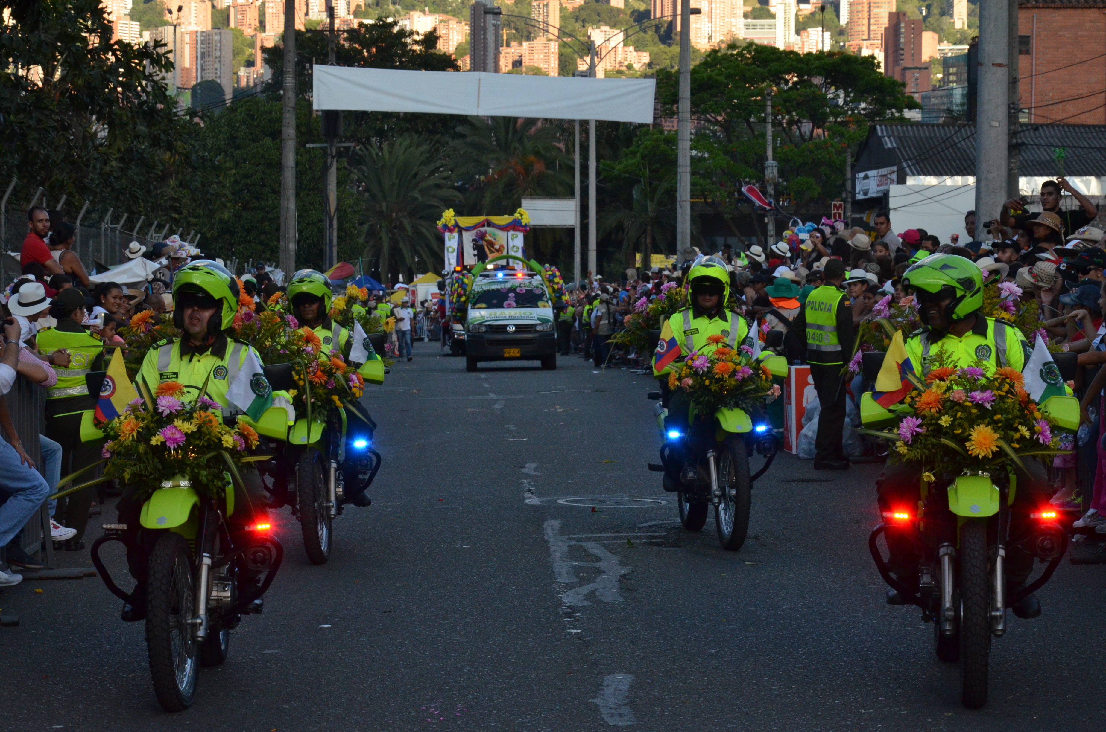 Policías en desfile de feria de las flores en Medellin Antioquia