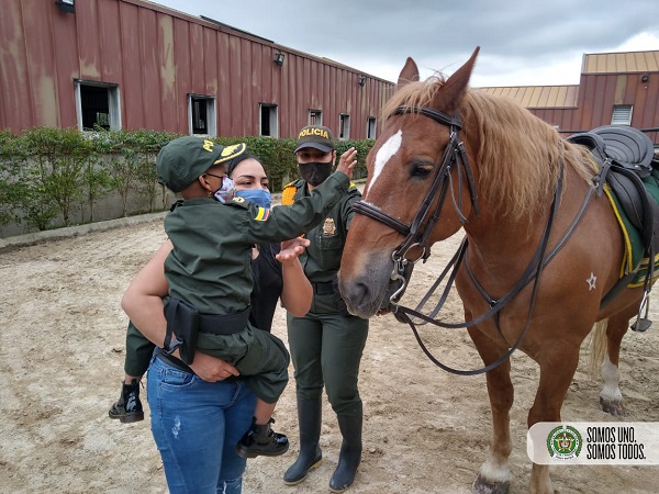 Varias especialidades ayudaron a esta pequeña de 4 años a sentirse ser Policía por un día