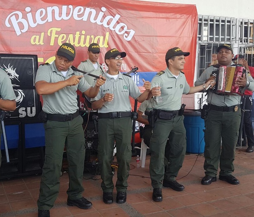 foto-versos-de-seguridad-canta-la-Policía-en-Valledupar