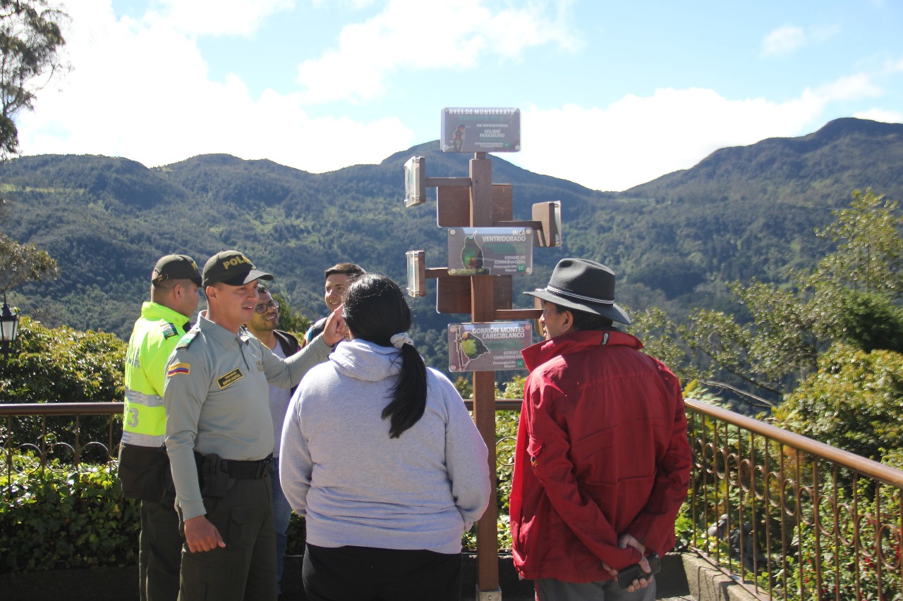 policias-guiando-a-los-turistas