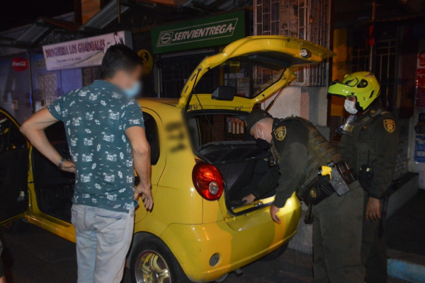 Comandante de la policía metropolitana de Neiva, al lado de sus hombres, velando por la seguridad y la convivencia