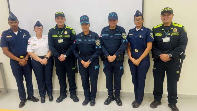 fotografía con personal policial de Republica Dominicana 