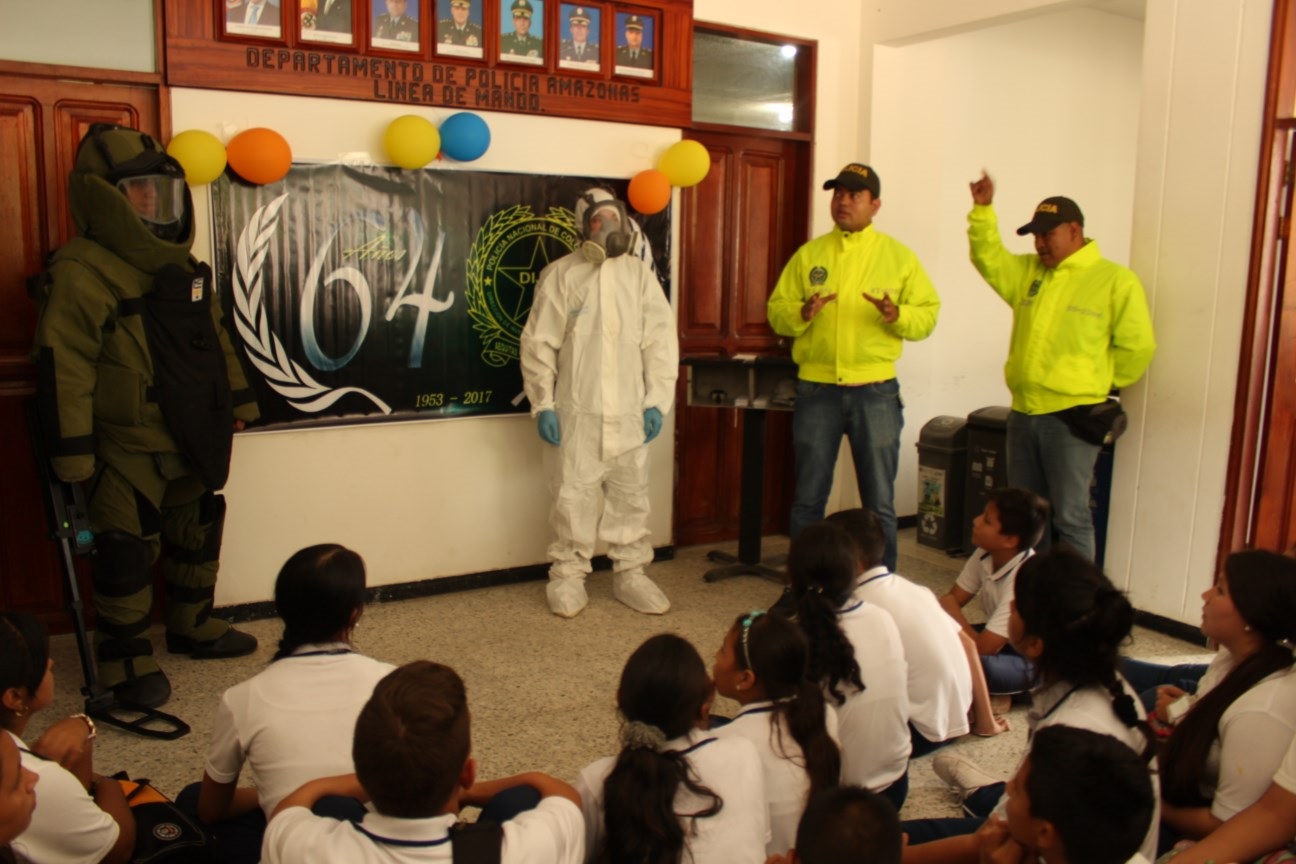 50 estudiantes adolescentes compartieron un día con la policía  