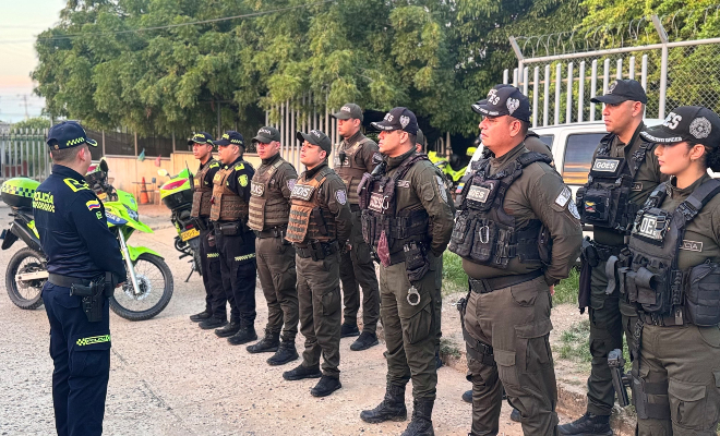 uniformados formando en las horas de la ma&ntilde;ana y recibiendo instrucciones 