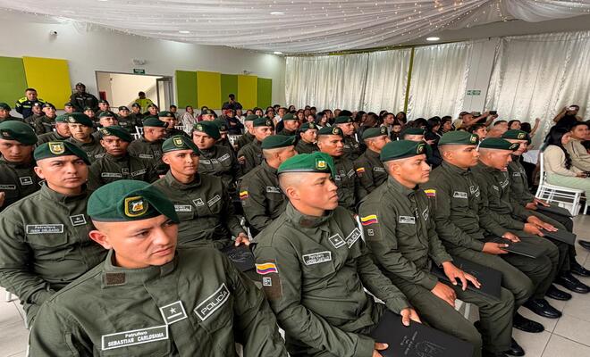 Uniformados en ceremonia de reconocimiento curso OTU