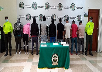 personas capturadas-policías custodiando