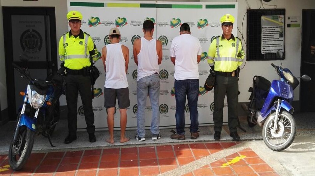 Tres hombres capturados por hurtar un celular