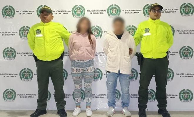 Estos sujetos arrastran a la monja al momento de cometer el hurto