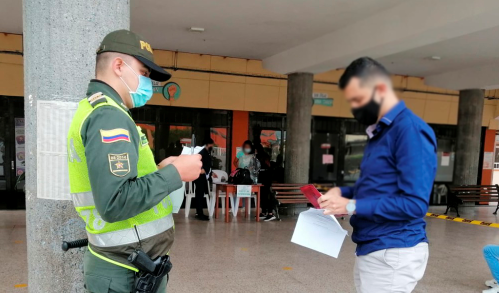 Policías realizando presencia en puesto de votación 