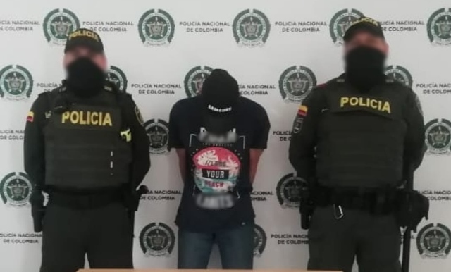 Captura por hurto, policías custodiando