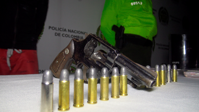 Al-interior-de-una-vivienda-se-encontró-un-arma-de-fuego-munición-drogas-sintéticas-entre-otros-elementos-dos