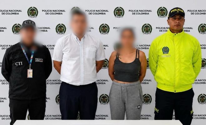 dos personas capturadas, un funcionario del CTI y un polic&iacute;a