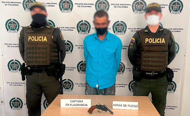 Persona capturada-policías custodiando 