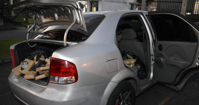 El interior de un vehículo particular con 70.000 mil gramos de marihuana.